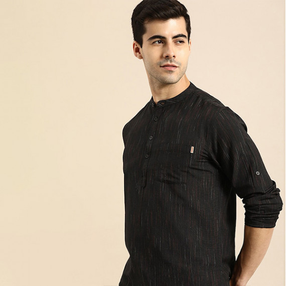 http://13.204.208.5/products/men-black-woven-design-kurta