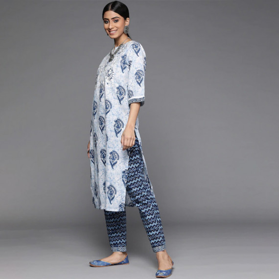 http://13.204.208.5/products/women-white-paisley-motifs-printed-pure-cotton-kurta-with-trousers-with-dupatta