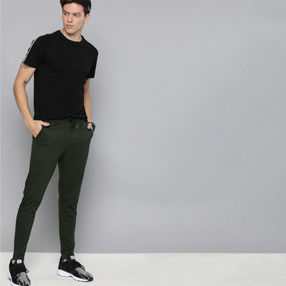 http://13.204.208.5/products/men-olive-green-straight-fit-solid-track-pants