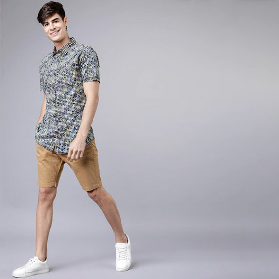 http://13.204.208.5/products/men-khaki-solid-slim-fit-regular-shorts