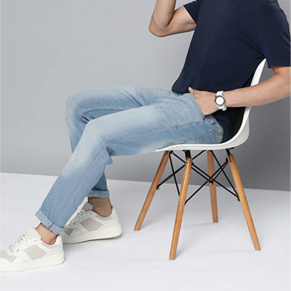 http://13.204.208.5/products/men-blue-slim-tapered-fit-light-fade-stretchable-jeans