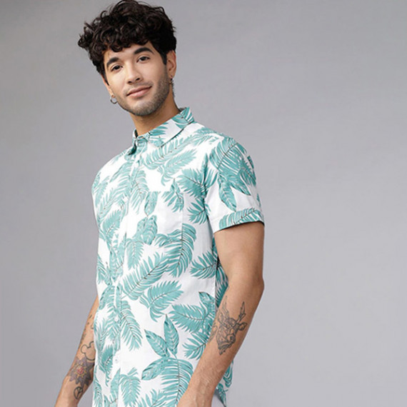 http://13.204.208.5/products/men-green-white-slim-fit-printed-casual-shirt