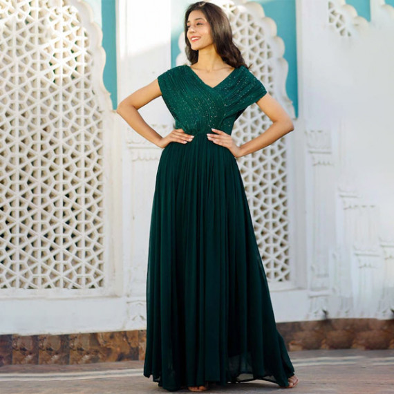 http://13.204.208.5/products/green-embellished-maxi-dress